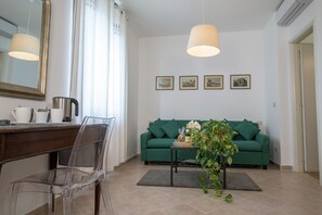 ميني بار ومكتب ومساحة عمل للكمبيوتر المحمول ومكواة/لوح كي