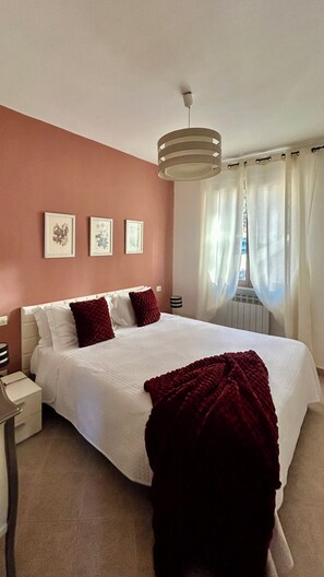 Chambre quadruple Deluxe, 2 chambres | Minibar, bureau, espace de travail pour ordinateurs portables