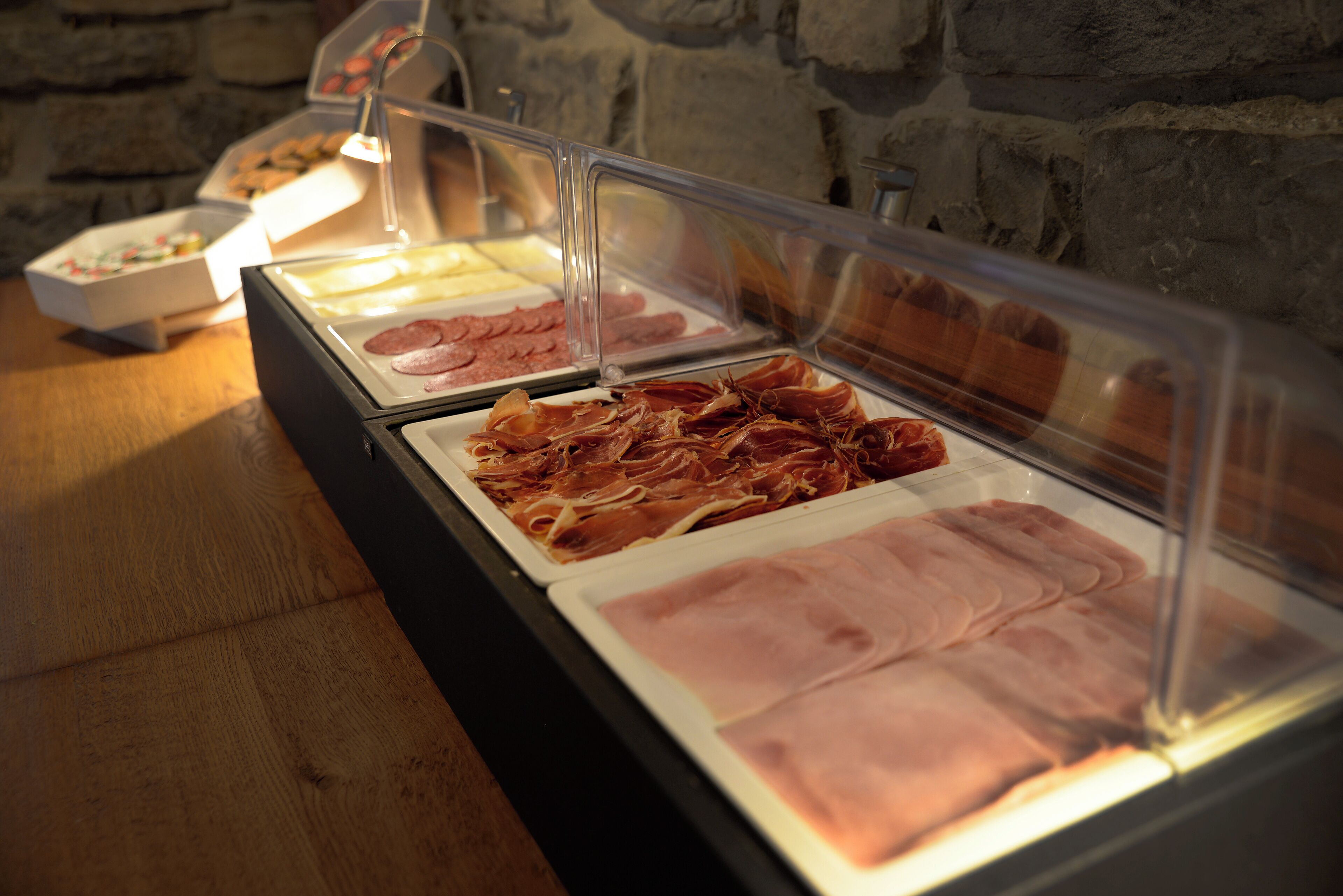 Eine Vitrine mit verschiedenen Sorten Wurstwaren.