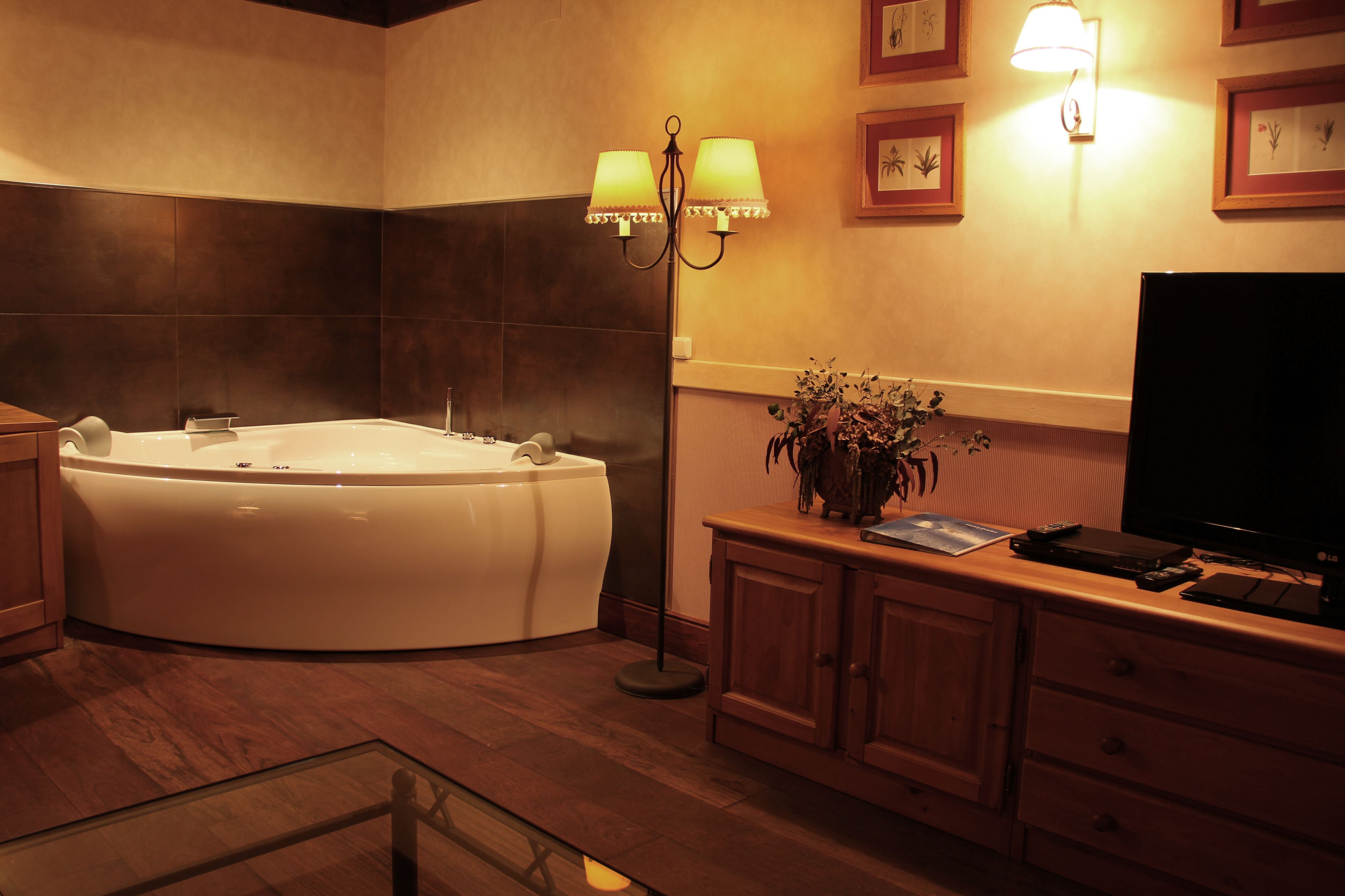 standard room | jetted bathtub