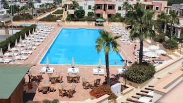 Piscine extérieure, parasols de plage, chaises longues