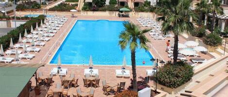 Piscine extérieure, parasols de plage, chaises longues