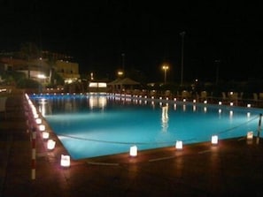 Piscina all'aperto, ombrelloni da piscina, lettini