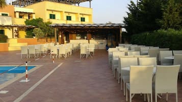 Piscine extérieure, parasols de plage, chaises longues