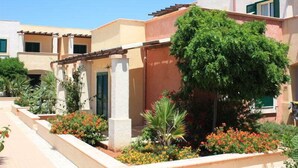 A residential building with a garden, a pergola, and a small tree. - L'Arco del Saracino (Salve)