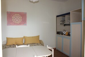 Habitación cuádruple | Cunas (de pago), wifi gratis, ropa de cama