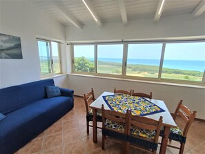 Deluxe Apartment, 1 Bedroom, Sea View, Tower | Living area