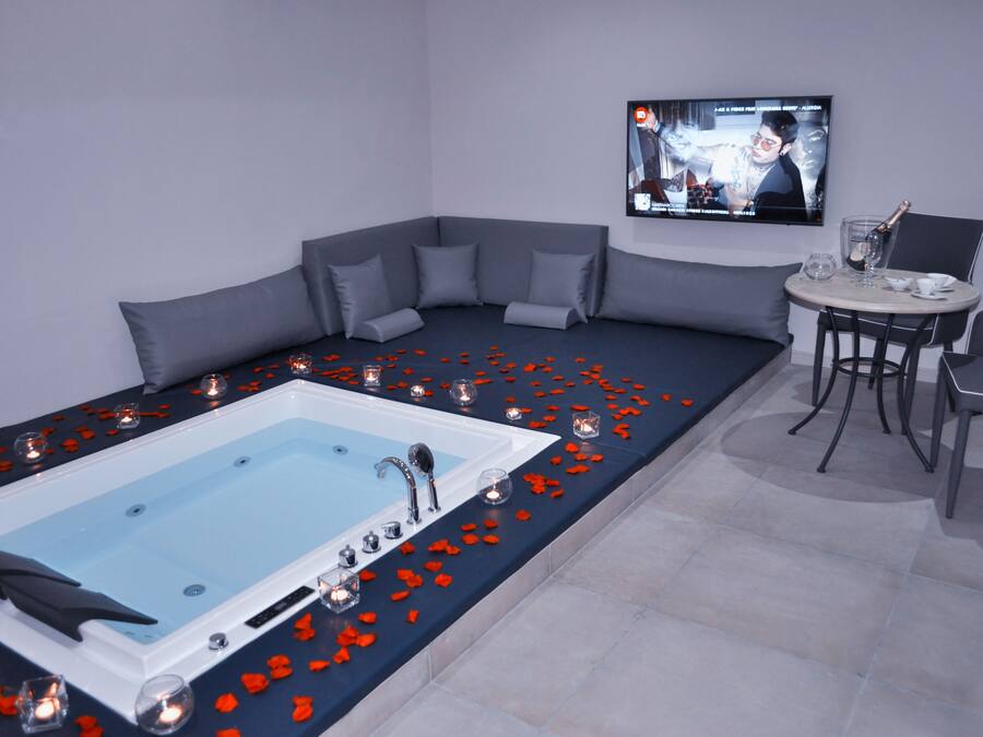 Luxury Suite, 1 Bedroom, Jetted Tub | Jetted tub