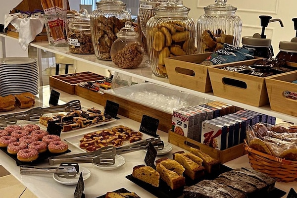 Colazione continentale, servita tutte le mattine (7 EUR a persona)