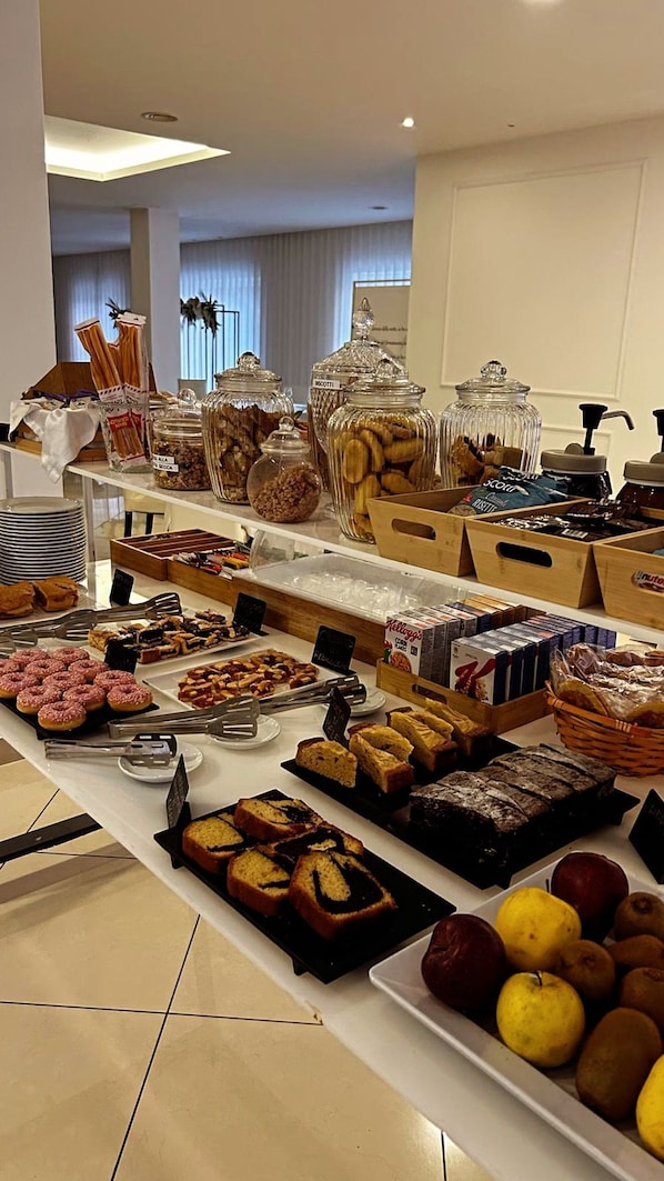 Daily continental breakfast (EUR 7 per person) - Medea Resort (Bellona)