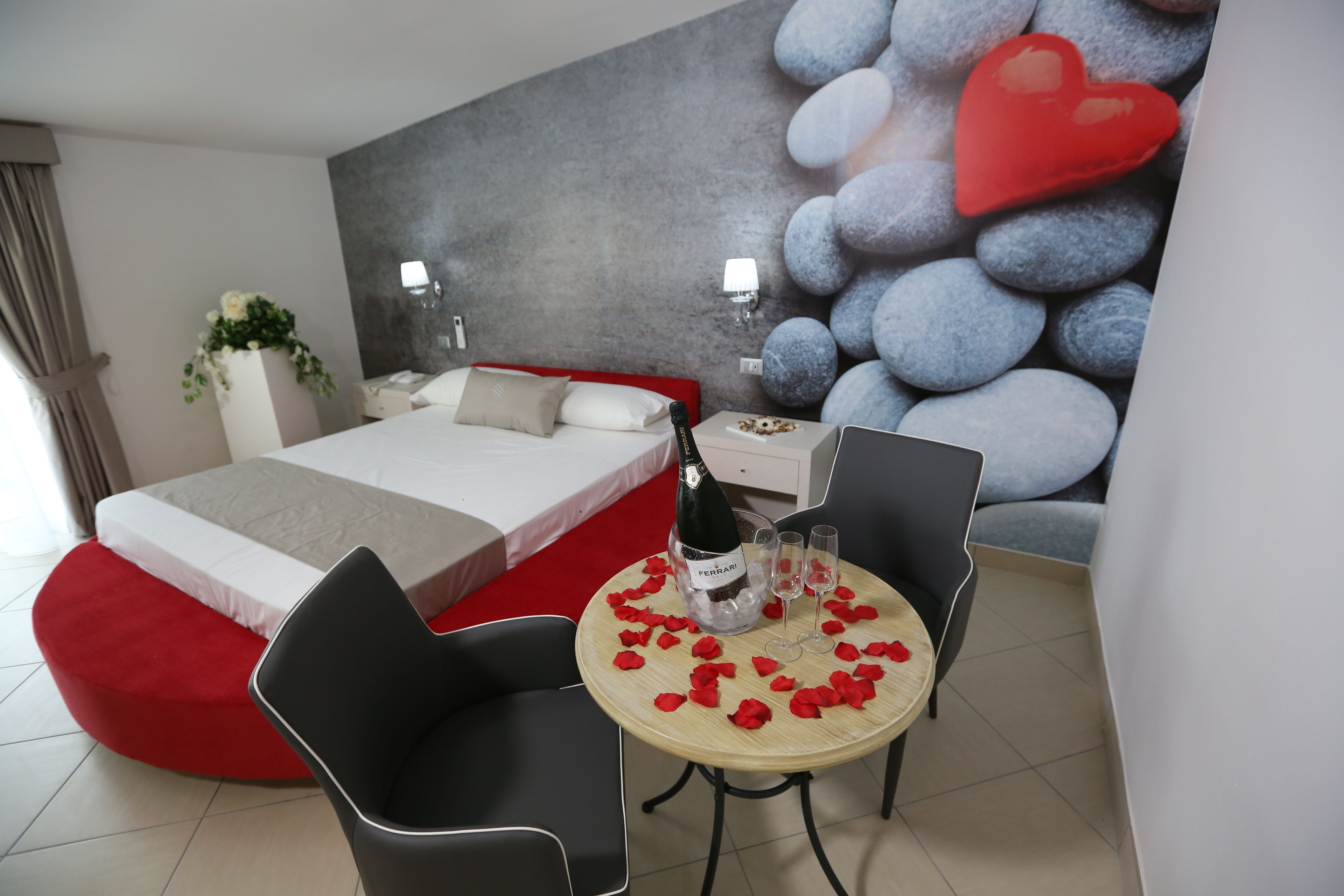 Suite Luxury, 1 camera da letto, idromassaggio | Minibar, una cassaforte in camera, una scrivania, tende oscuranti