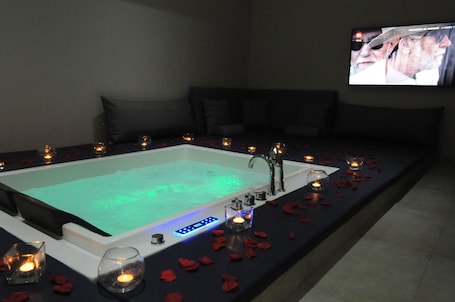 Suíte superluxo, 1 quarto, banheira de hidromassagem | Frigobar, cofres nos quartos, escrivaninha, cortinas blackout. Medea Resort