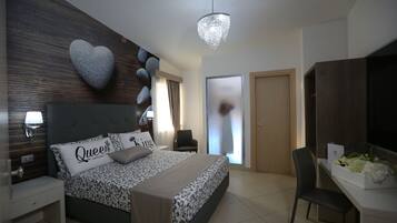 Junior-Suite, 1 Schlafzimmer, eigenes Bad, Bergseite | Minibar, Zimmersafe, Schreibtisch, Verdunkelungsvorhänge