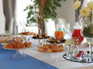 Desayuno continental (EUR 7 por persona) 