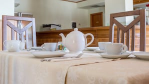بوفيه فطور مجانًا يوميًا