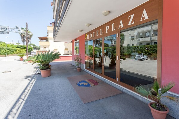 Property entrance - Hotel Plaza (Aversa)