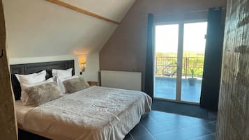 1 bedroom, free minibar, individually decorated, desk