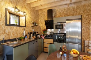 Comfort huis | Privékeuken | Een espressoapparaat, een koffiezetapparaat/waterkoker, een waterkoker