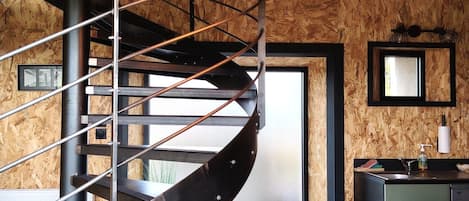 Gîte l'Atelier | Wohnbereich | 80-cm-Flachbildfernseher mit Digitalempfang