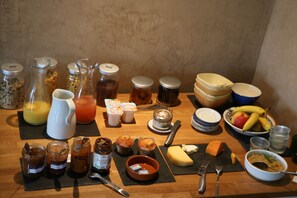 Tägliches großes Frühstück (12 EUR pro Person)