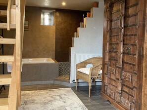 Gîte l'Atelier | 욕실 | 샤워기/욕조 결합, 레인폴 샤워기, 무료 세면용품, 헤어드라이어