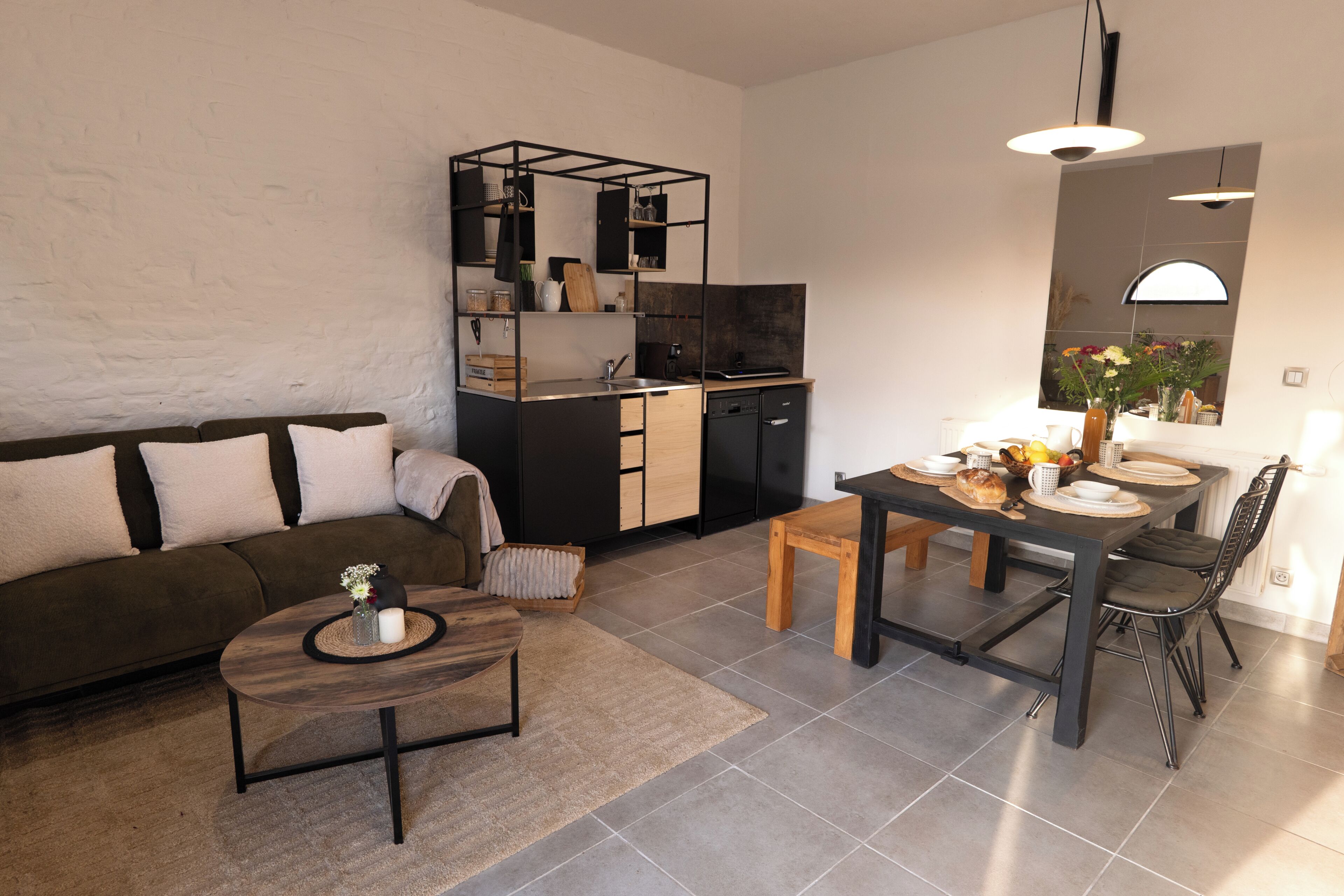 패밀리룸 (L'écurie) | 거실 공간 | 디지털 채널 시청이 가능한 80cm 평면 TV