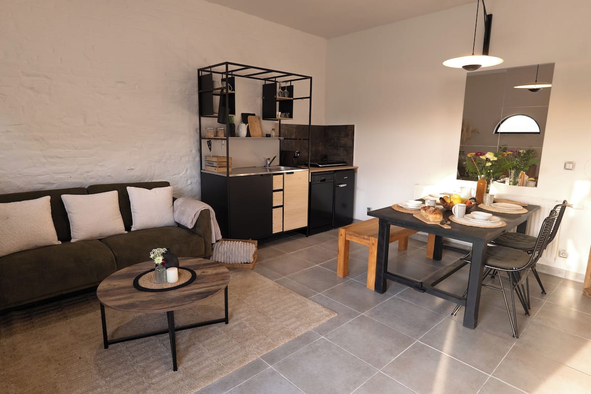 패밀리룸 (L'écurie) | 거실 공간 | 디지털 채널 시청이 가능한 80cm 평면 TV