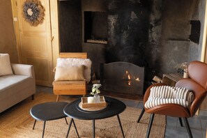 تلفزيون بشاشة مسطحة بحجم 80-سم يعرض قنوات تلفزيونية رقمية