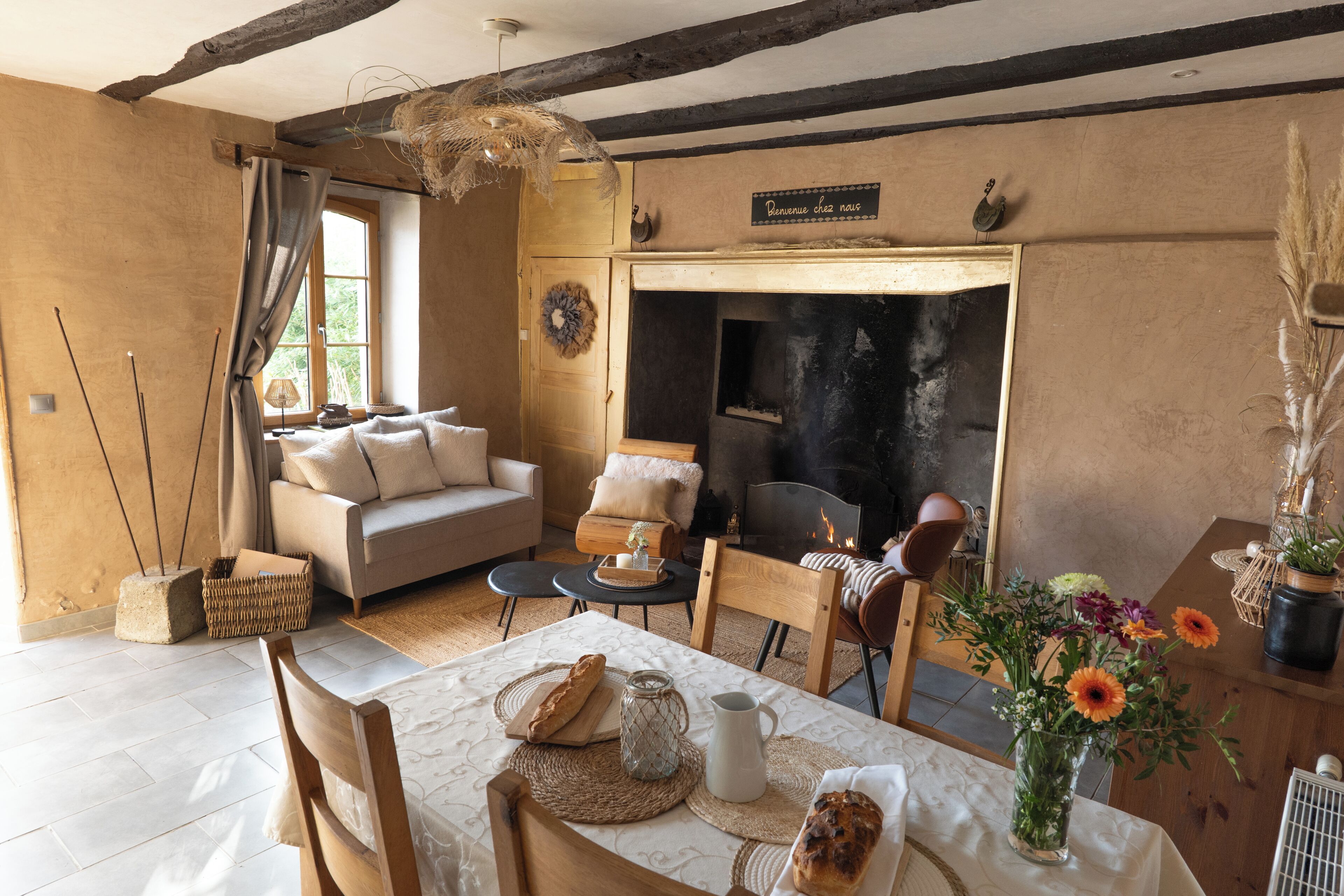 패밀리 하우스 (Le Pigeonnier) | 거실 공간 | 디지털 채널 시청이 가능한 80cm 평면 TV