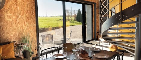 Gîte l'Atelier | منطقة المعيشة | تلفزيون بشاشة مسطحة بحجم 80-سم يعرض قنوات تلفزيونية رقمية