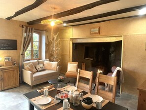 Family House (Le Pigeonnier) | Living area | 80-cm flat-screen TV with digital channels - Ecodomaine le Vérin- Gîtes & Spa (Wierre-Effroy)