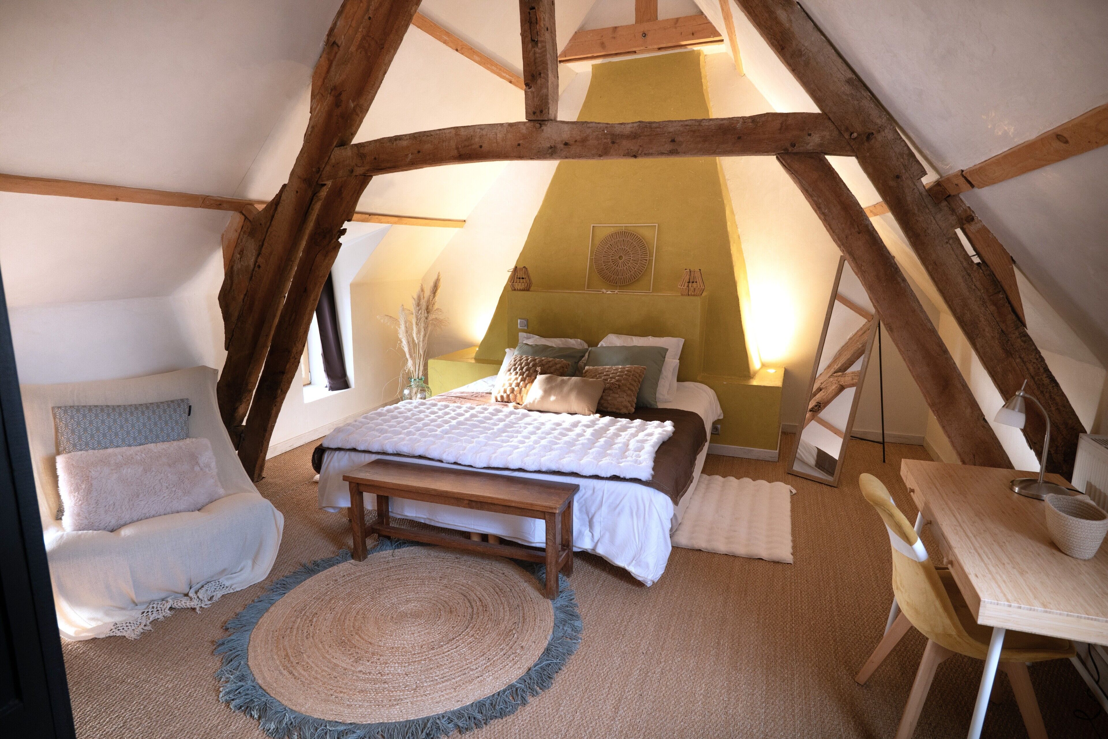 Family House (Le Pigeonnier) | 1 bedroom, free minibar, individually decorated, desk