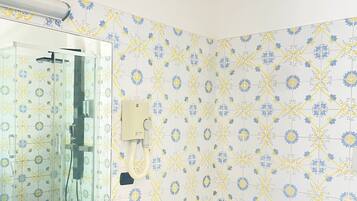 Quarto triplo | Banheiro | Secador de cabelo, bidê, toalhas de banho, shampoo