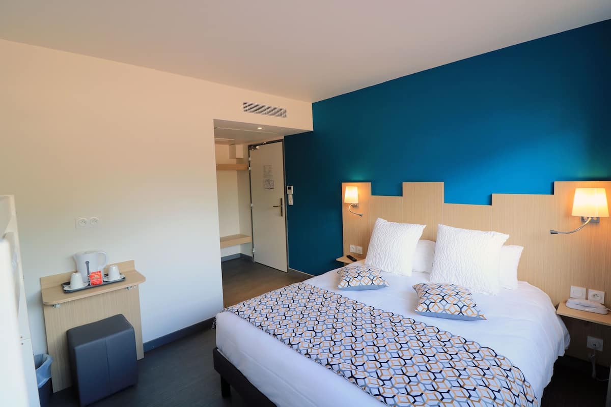 Family Quadruple Room, Ground Floor | Peti besi dalam bilik, meja, ruang kerja komputer riba