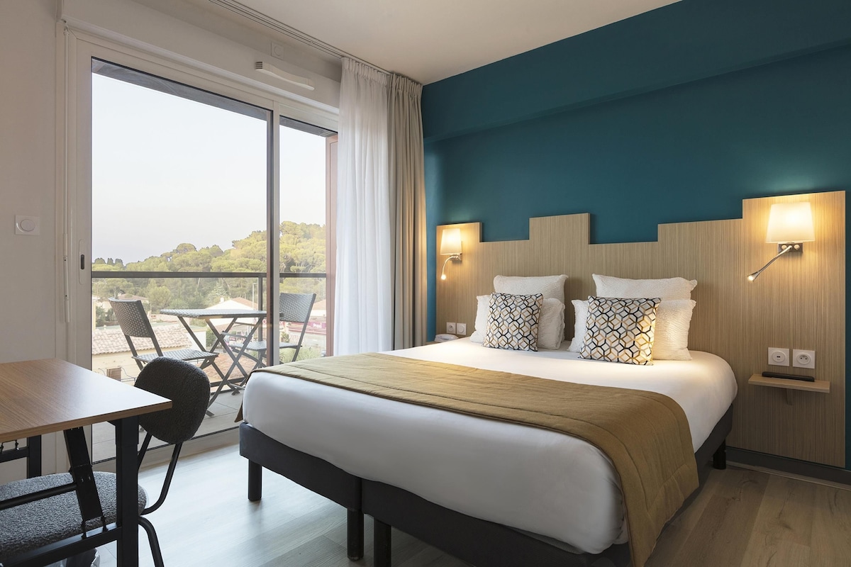 Habitació superior, 1 llit de matrimoni, no fumadors, balcó (Twin bed on request) | Caixa forta a l'habitació i escriptori 