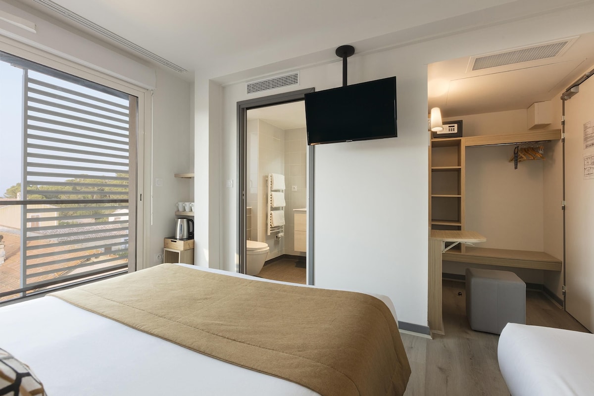 Habitació familiar, diversos llits, no fumadors, balcó (Twin bed on request) | Caixa forta a l'habitació i escriptori 