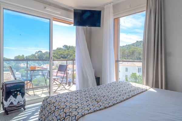 In-room safe, desk, laptop workspace, blackout curtains