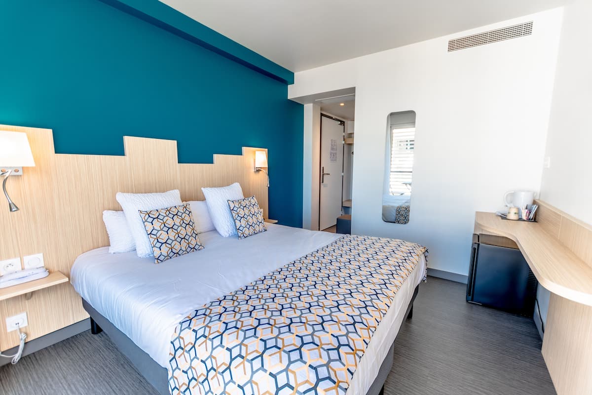 Superior Double Room, Balcony | Peti besi dalam bilik, meja, ruang kerja komputer riba