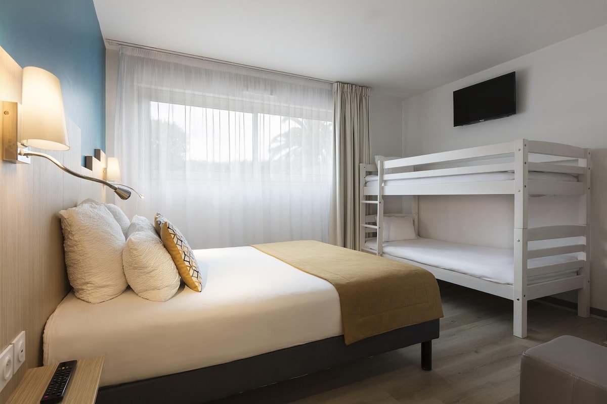 Habitació familiar, diversos llits, no fumadors, planta baixa (Twin bed on request) | Caixa forta a l'habitació i escriptori 