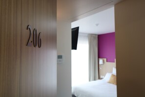 In-room safe, desk, laptop workspace, blackout drapes - Sure Hotel by Best Western Saint-Raphael Le Dramont (Saint-Raphael)