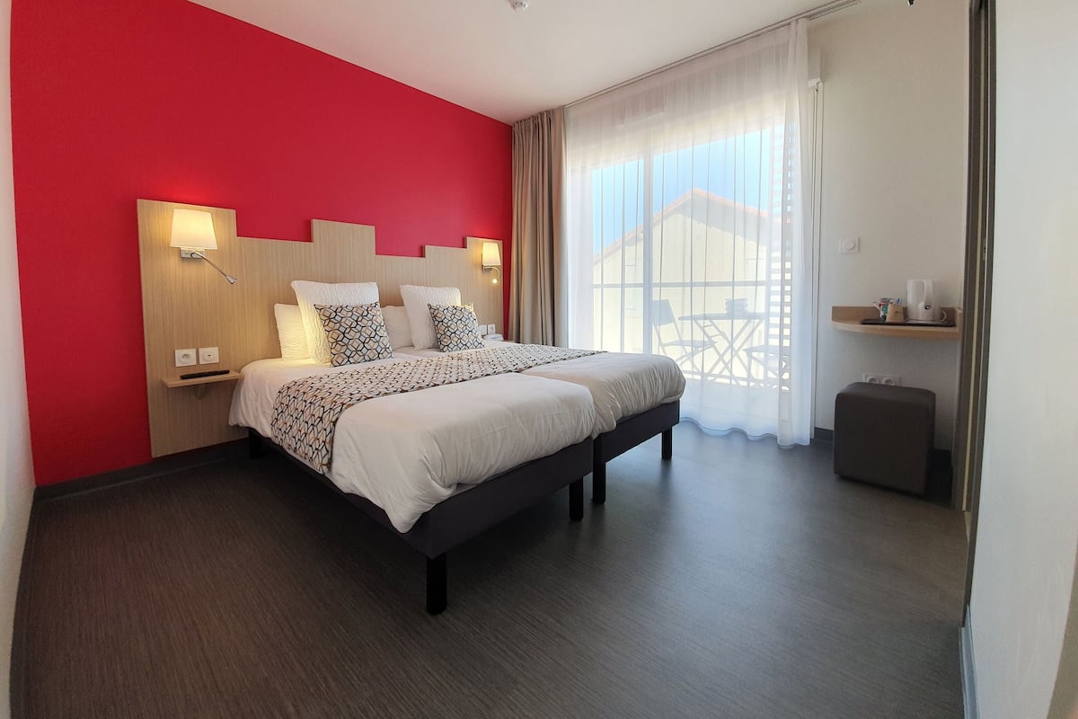 Double Room, Balcony | Peti besi dalam bilik, meja, ruang kerja komputer riba