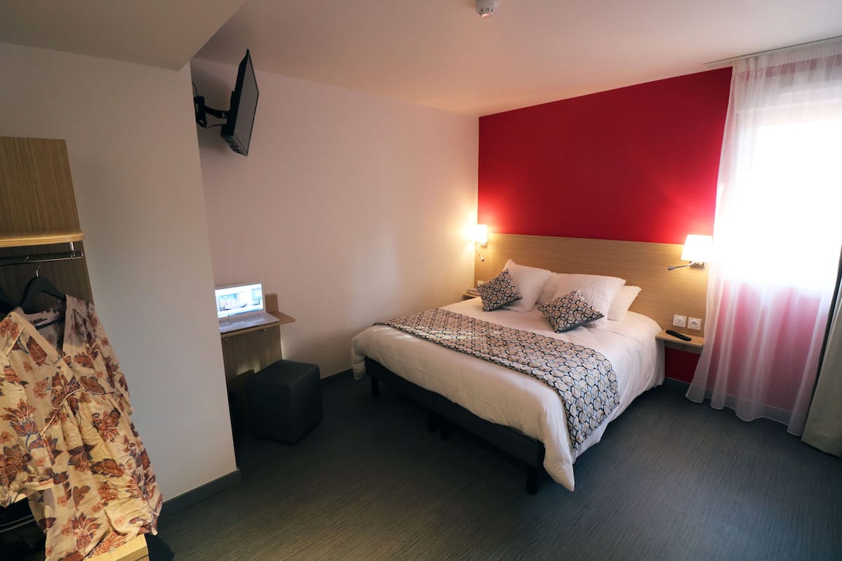 Double Room, Ground Floor | Peti besi dalam bilik, meja, ruang kerja komputer riba