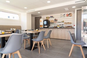 Tägliches kontinentales Frühstück (12 EUR pro Person)