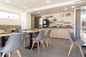 Desayuno continental diario (EUR 12 por persona)