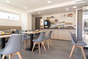 Daily continental breakfast for a fee - Sure Hotel by Best Western Saint-Raphael Le Dramont (Saint-Raphael)