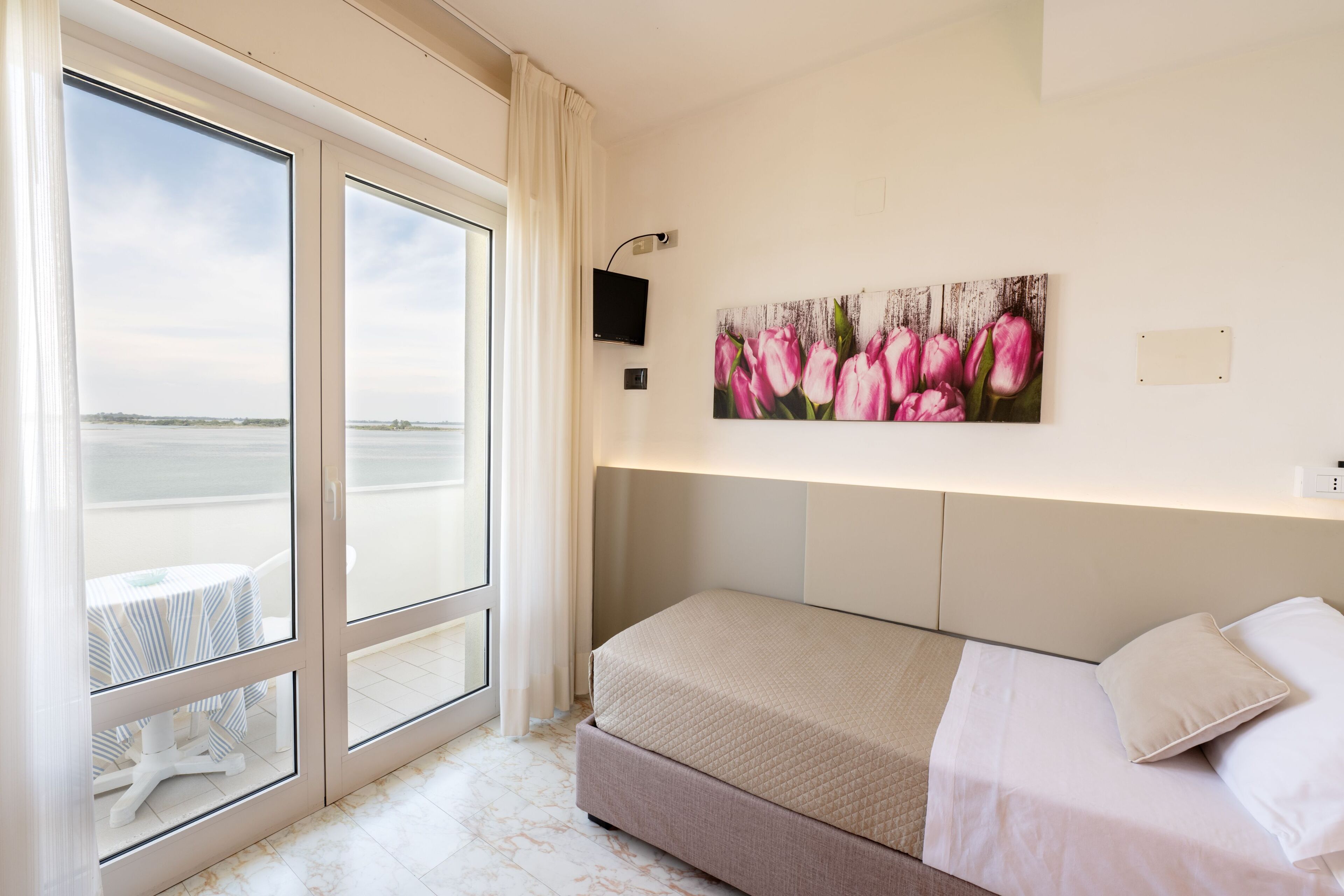 Single Room | In-room safe, desk, free WiFi, bed sheets