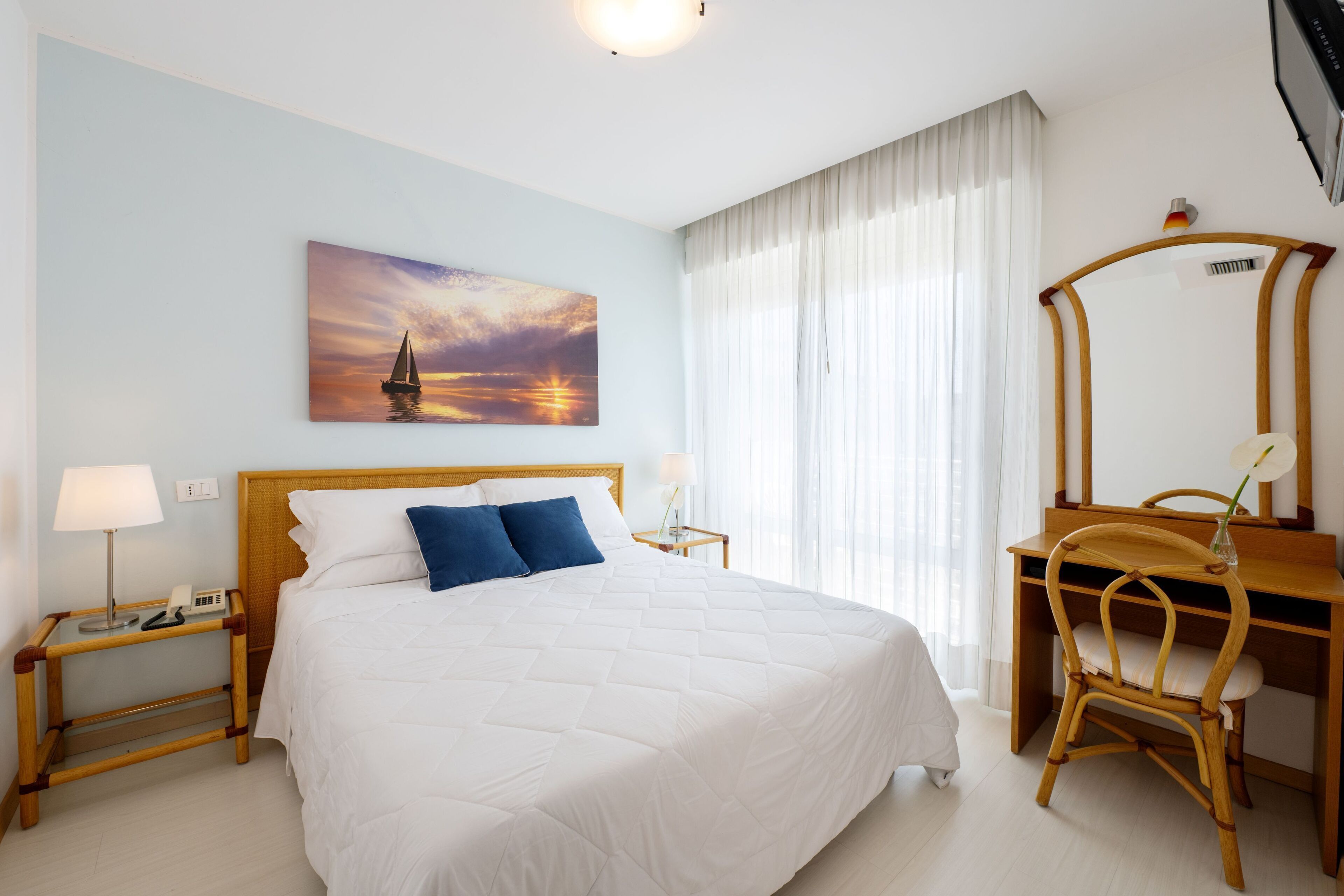 Double Room | In-room safe, desk, free WiFi, bed sheets