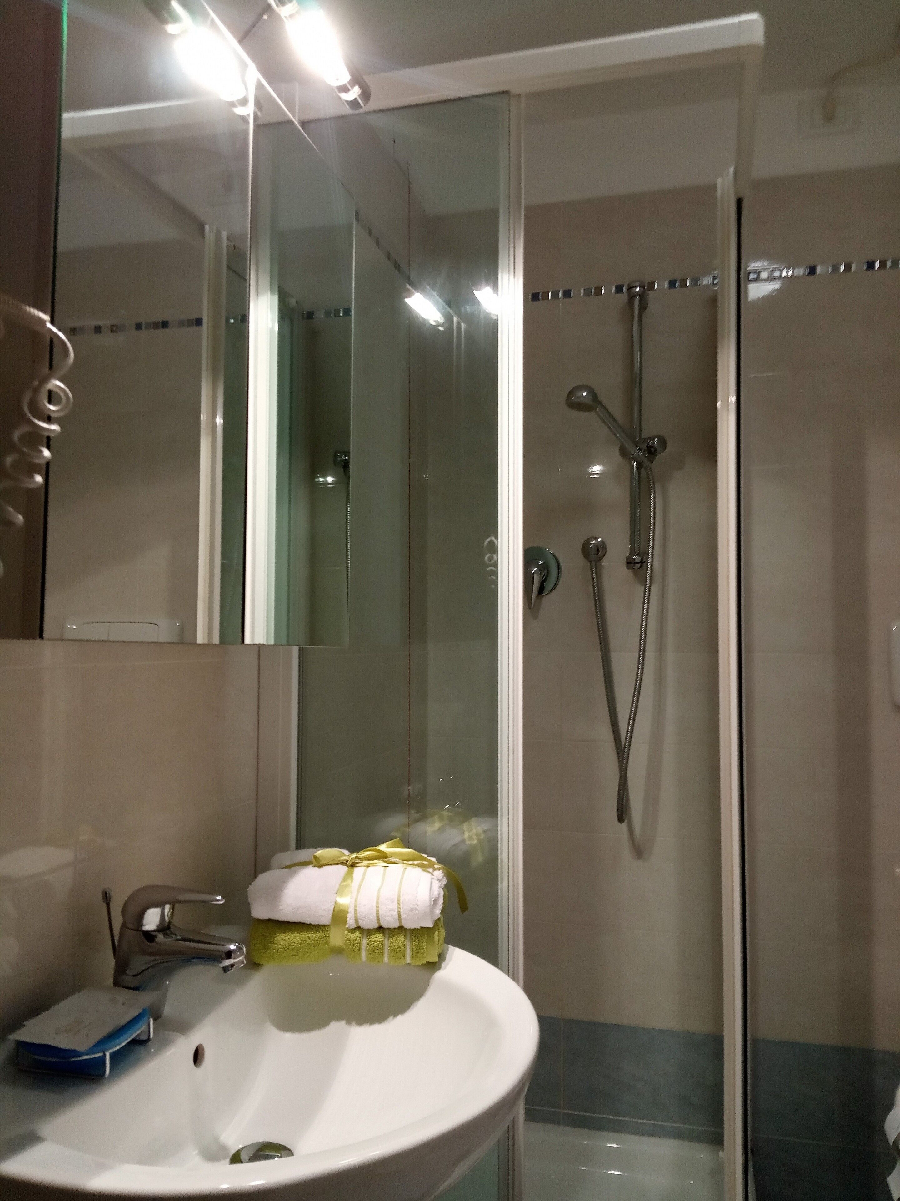 double room | bathroom | shower, free toiletries, hair dryer, bidet