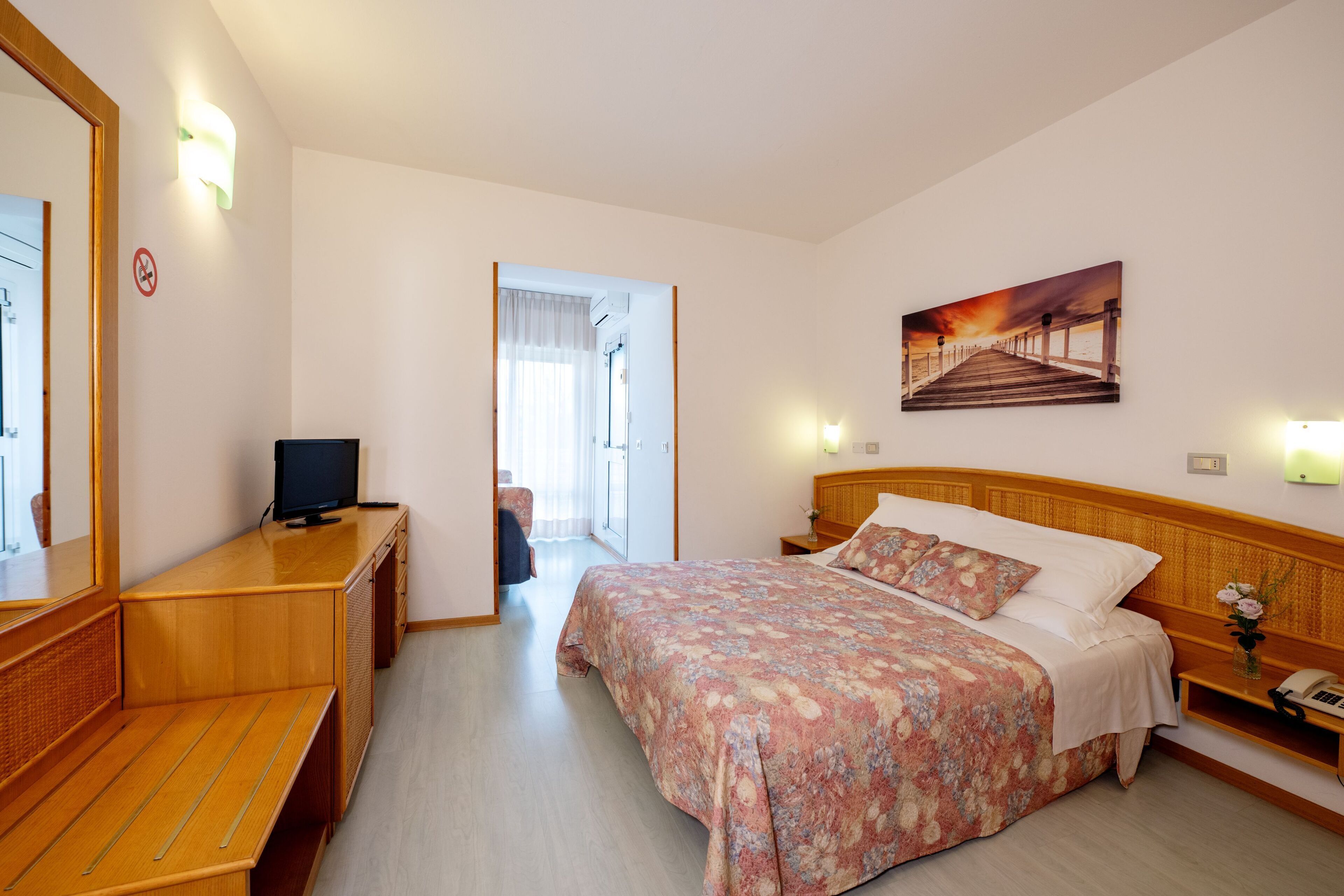 Comfort Room | In-room safe, desk, free WiFi, bed sheets
