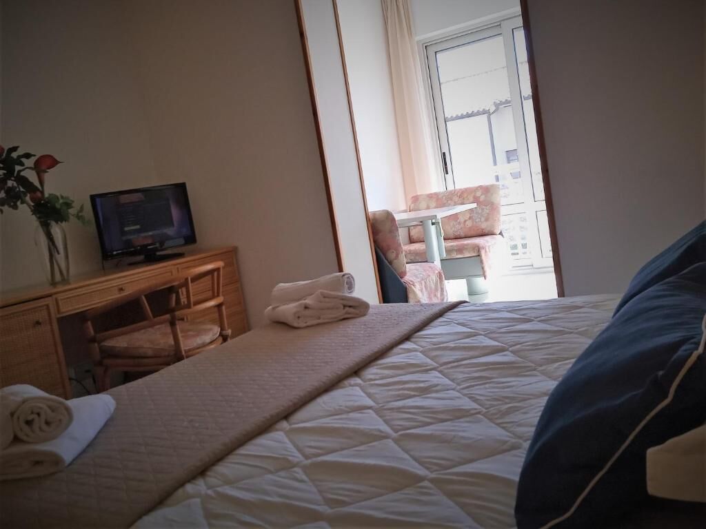 Comfort Room | In-room safe, desk, free WiFi, bed sheets